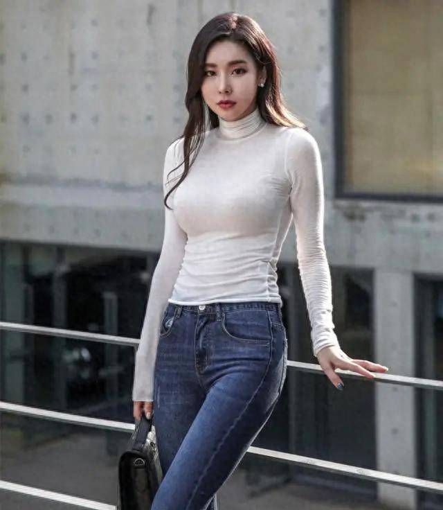 紧身牛仔裤凸显身材,丰满曲线,长腿美女吸睛_时尚_女性_的设计