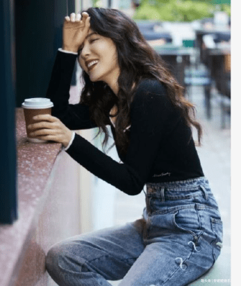 曾黎走完红毯当众脱鞋!