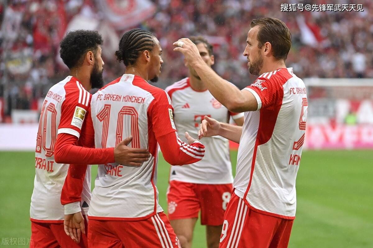 之前,锋线搭档马内从球场上闹到更衣室,无非不爽萨拉赫喜欢单干;而且