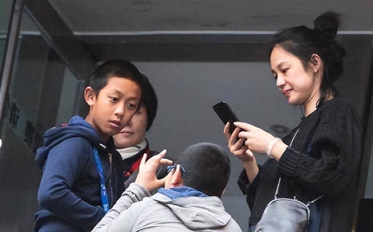 姜文二子罕见曝光,取名"太郎次郎"引众怒,他狂怼:多读点书吧_儿子