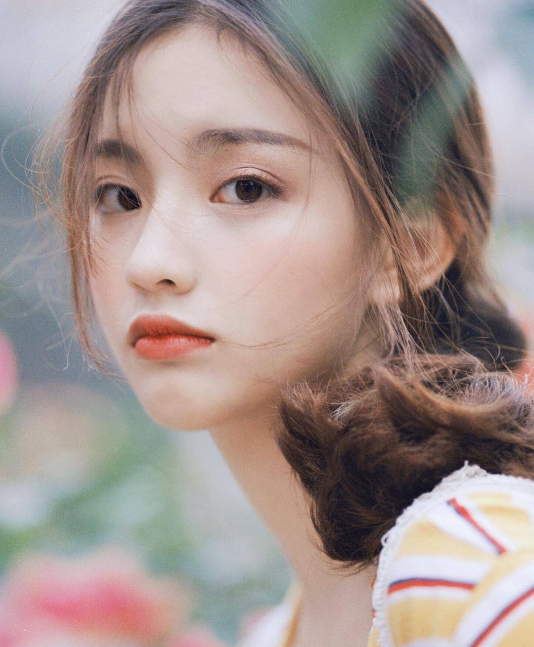 特别是可以拍一些局部特写的照片,比如足够自信的话,可以拍人脸的特写