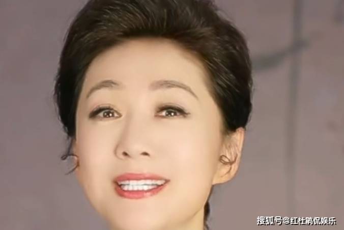 央视主持人海霞已成功转型,中式妆发出镜美到极致,网友纷纷点赞_白露_节气_视频