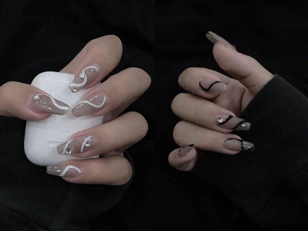拽姐必备,19款暗黑风美甲,slay全场!_黑色_指甲_金属