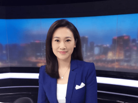 电视主播张琳带母亲出游,母女同框似姐妹花,穿着十分朴素大气_金融