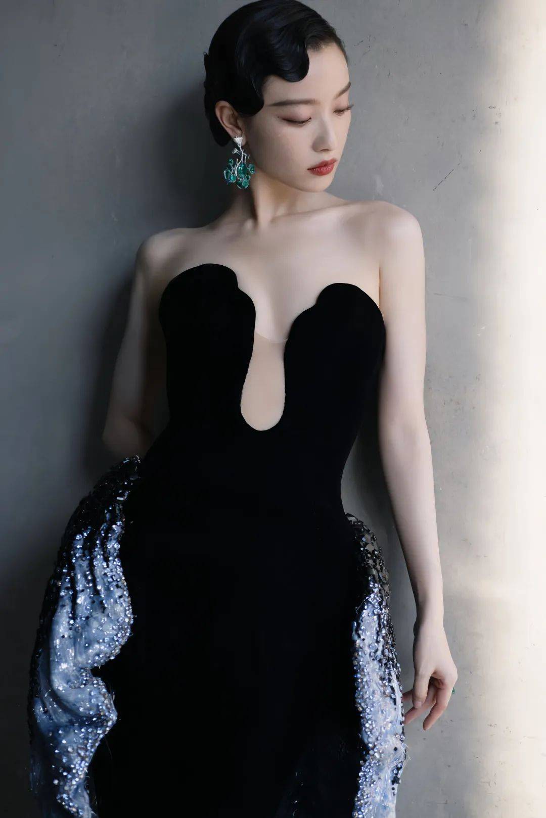 性感迷人!倪妮黑色丝绒长裙,身姿绰约,造型如轻盈舞动的蝴蝶