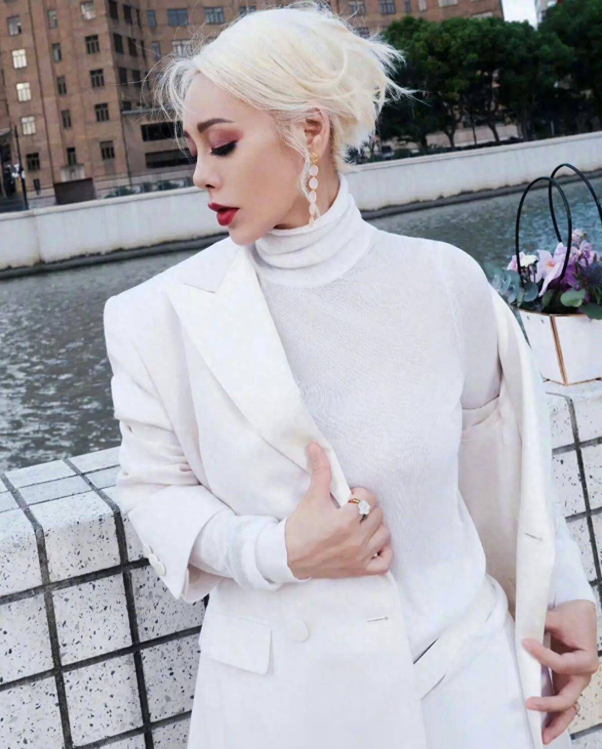 可以叠加不同的元素,展现层次感,比如宁静穿西装外套搭配白色高领内衣