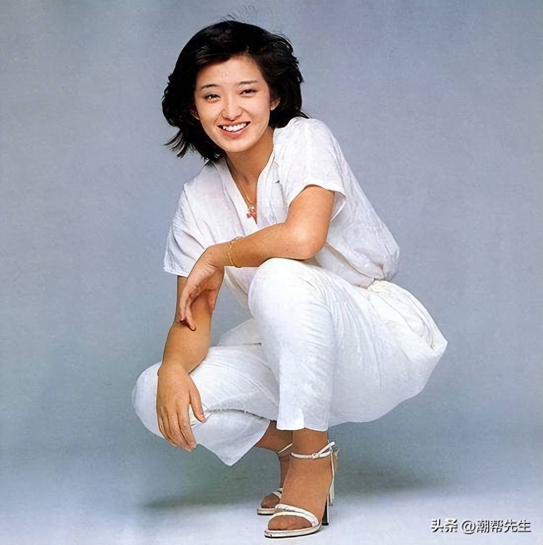 看64岁山口百惠的"衬衫穿搭",体面又优雅,我也不怕发福变老了_经典