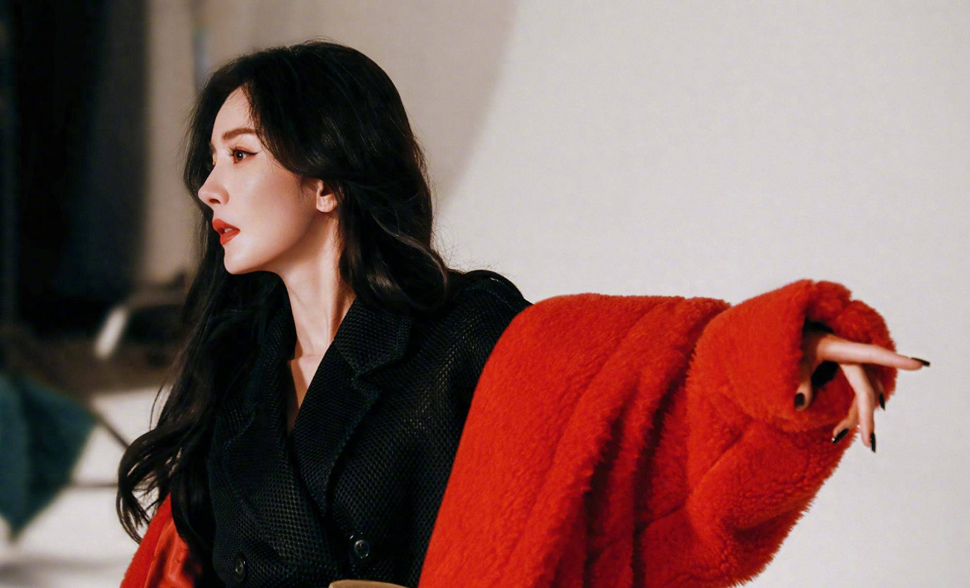 杨幂亮相《ok精彩》周年纪念版 鱼鳞袜大秀美腿,复古又现代_封面_黑色