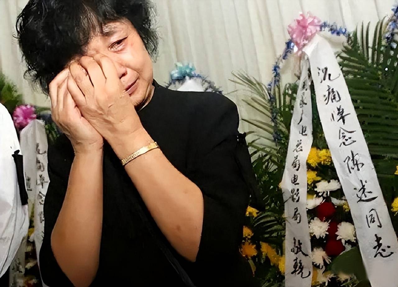 (葬礼上的李波)2008年10月15日,陈述的4个子女一纸诉状将李波推上上海