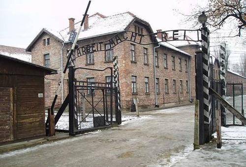 一个绿树成荫,风景宜人的普通小镇,它距离波兰古城克拉科夫只有60千米