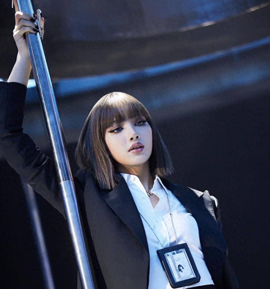 为了进军欧美圈,队友jennie出演了豆瓣评分3.8的美剧《偶像旋涡》.