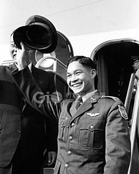 刘承司:62年因一块手表驾机叛逃,降落时导致台军二飞行员坠亡_机场