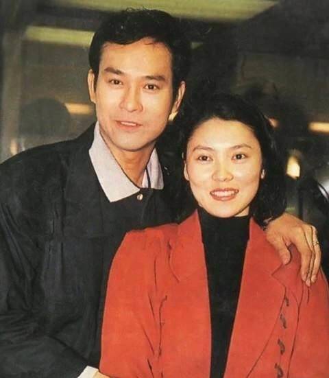 大女儿失联,二女儿给前妻,把现任女儿宠上天,郑少秋这么偏心?