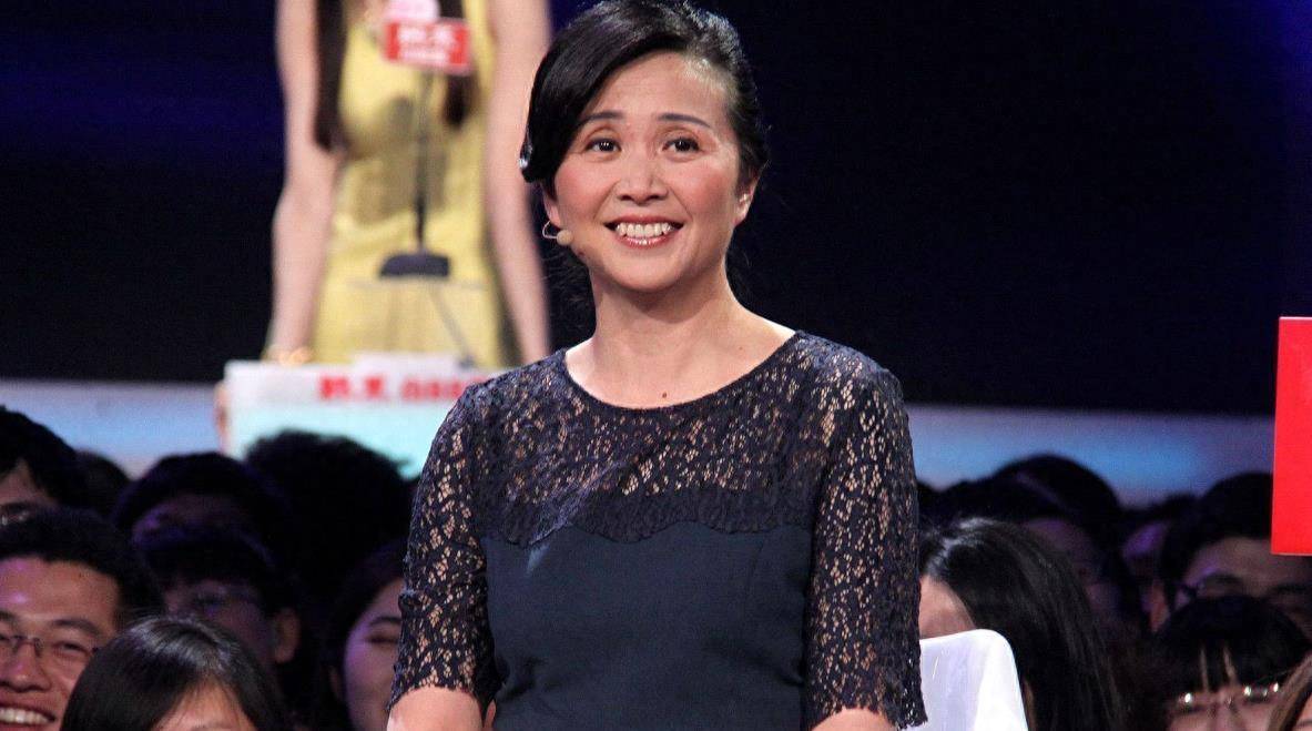 "媒婆"黄菡久违现身,举止优雅谈吐不俗,然短发造型被嘈像奶奶_网友