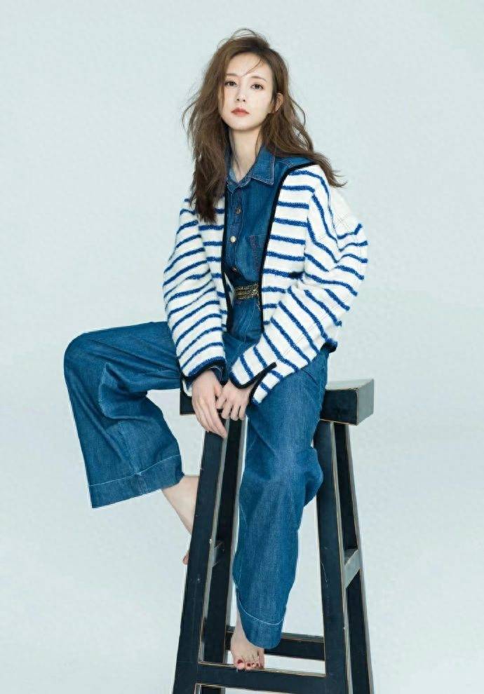 李一桐笑起来真甜,连体牛仔裤搭配海魂针织衫,一整个美到飞起_条纹