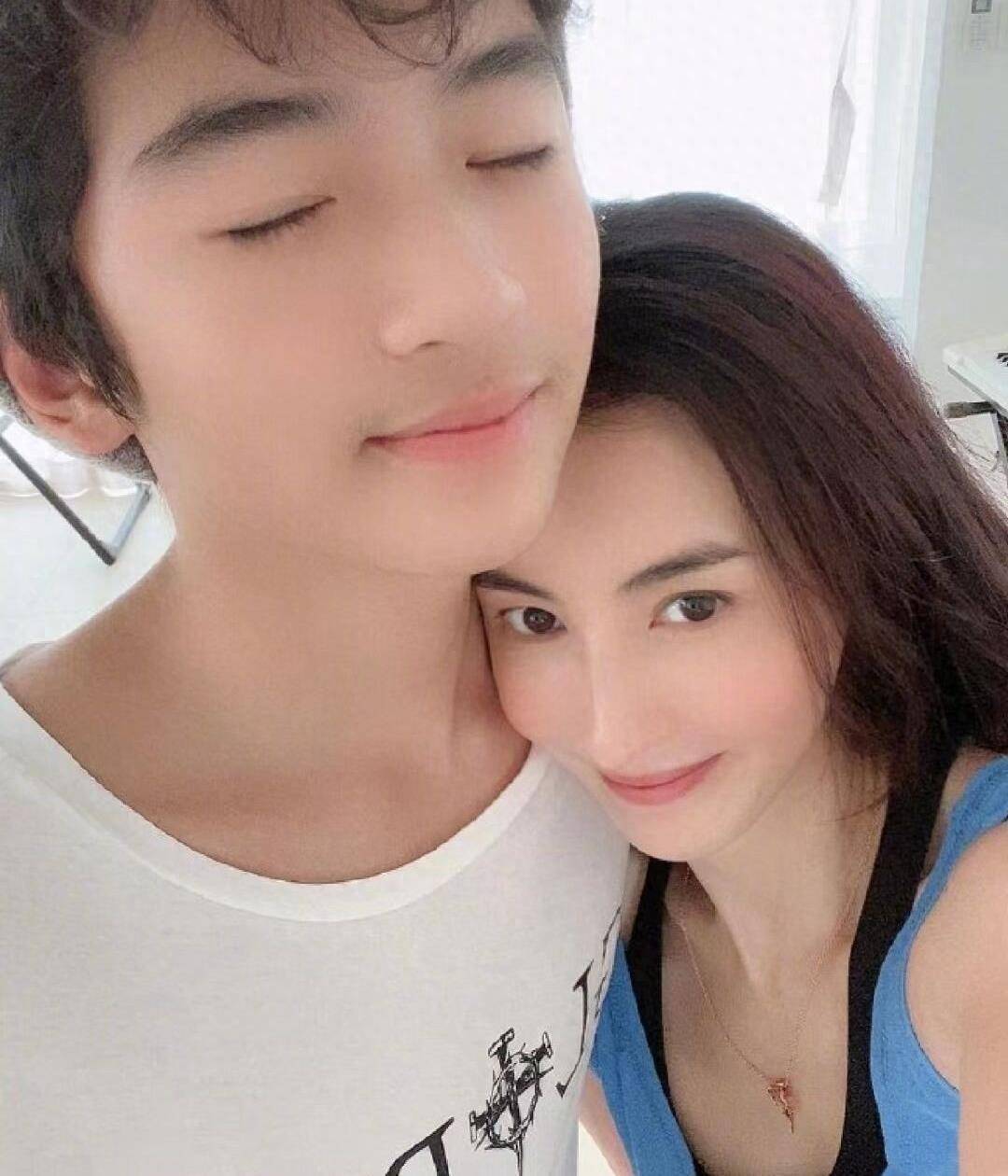 小青霞带三胎儿子玩耍,媒体曝亲父欲争夺抚养权_谢霆锋_王菲_孩子