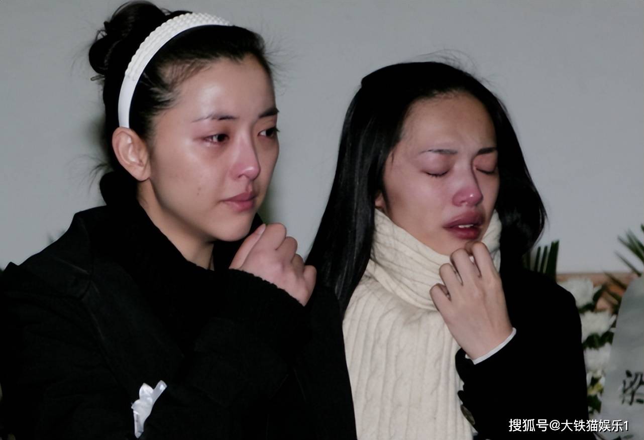 那一年她才29岁,葬礼上她的同学姚晨,黄小蕾等都哭到双眼通红.