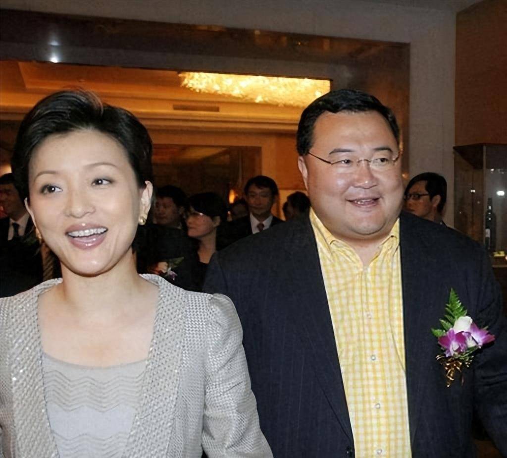 完成学业回国后,杨澜进入凤凰卫视,短暂工作了两年