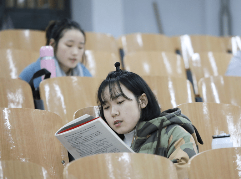 原创            张雪峰总结，2种大学生考研是浪费青春，花钱报培训班也没用