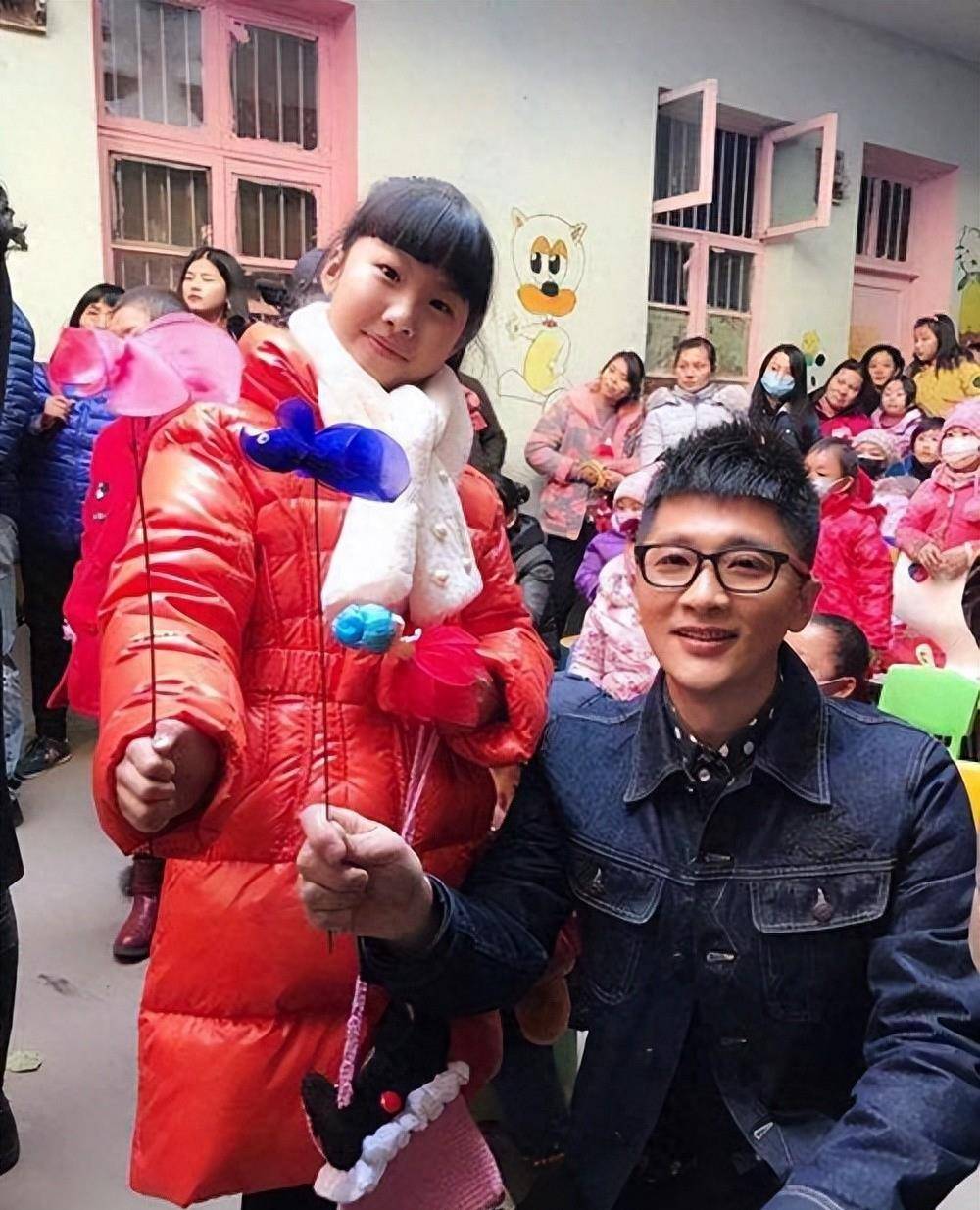 安徽卫视当家小生罗彬,五官端正,他与同事周群的绯闻,早已澄清_罗斌