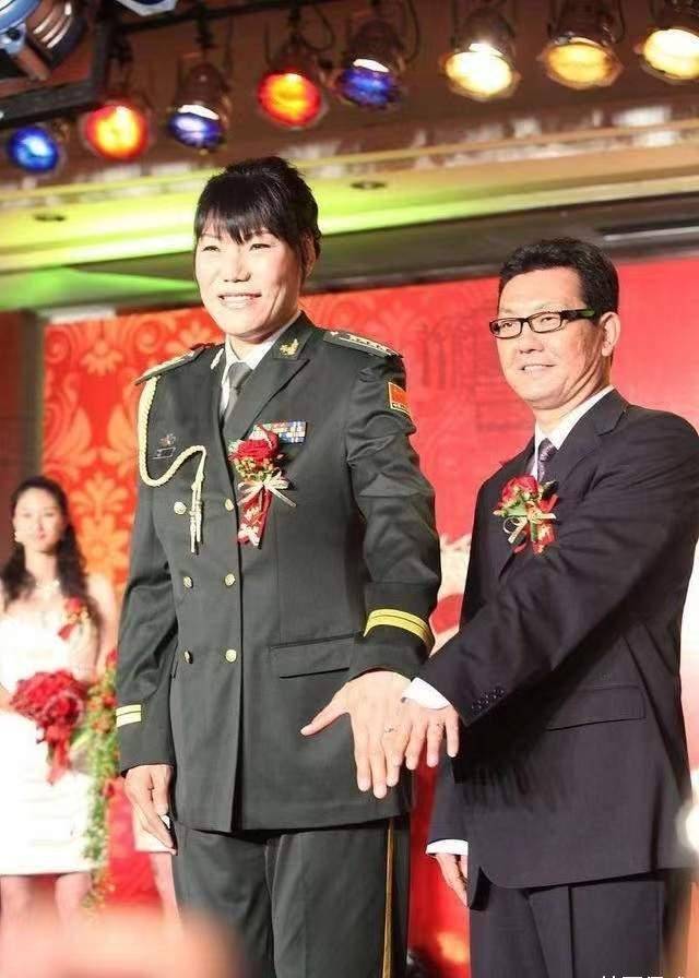 今年46岁的王治郅在八一队结解散之后回到了北京工作,依然享受着副师