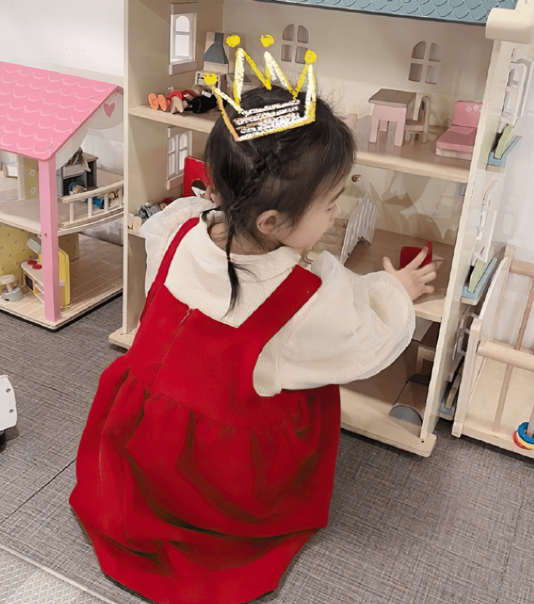 留下一丝悬念;这么一对比,谢娜和赵丽颖对孩子的隐私保护就太过周密了