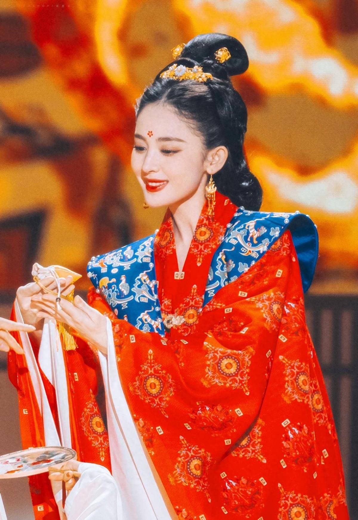 古力娜扎跳国风舞太绝,训练直到凌晨两点,汗水湿身粘发不在乎_游戏