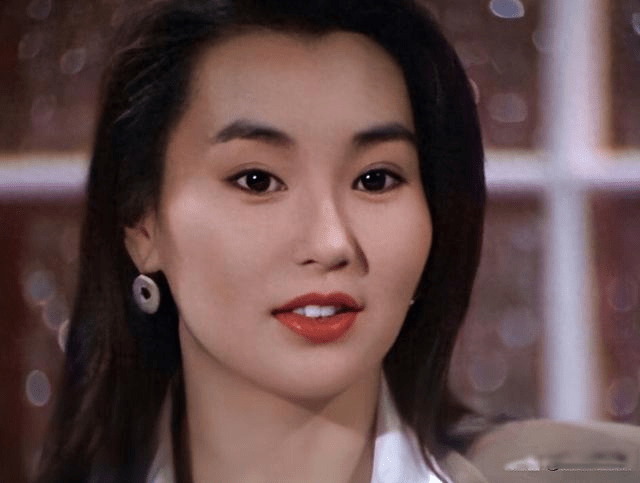 张曼玉在很小的时候,便跟随父母在海外生活,虽然成年之后的活动轨迹