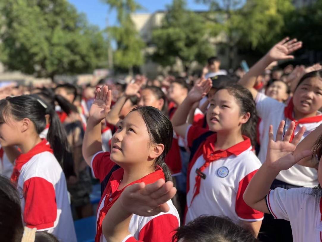 诗意校园 精致之美 ----潜江市园林三小2023秋季开学典礼活动_同学
