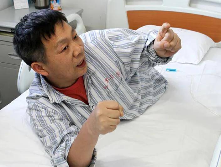 "半截人"彭水林被货车"削"成78厘米,妻子不离不弃,如今当上老板_医生