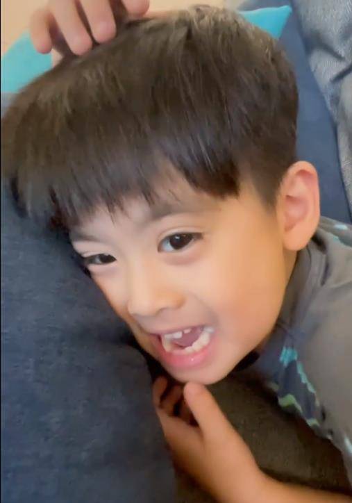 长子kimi次子jenson都爱玩转魔方_kyson_视频_kimi