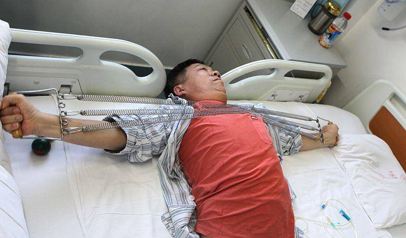 "半截人"彭水林被货车"削"成78厘米,妻子不离不弃,如今当上老板_医生