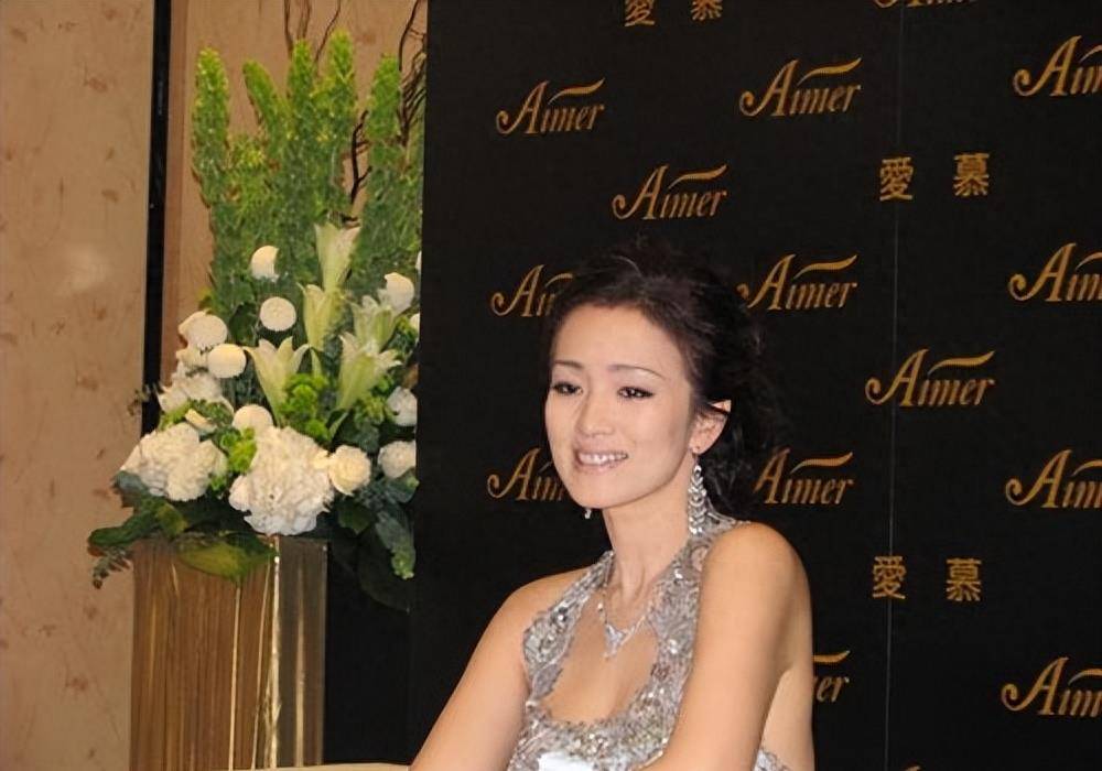 穿千元衣街边拍照,嫁老外22年幸福至今_巩俐_电影_史可