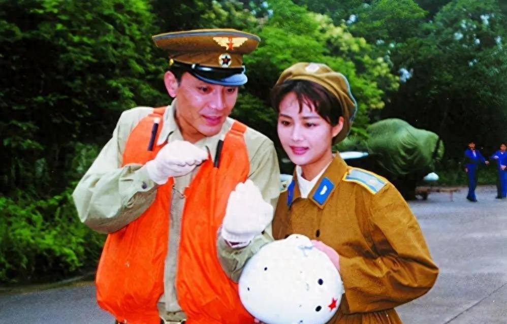 奚望的母亲茹萍是一位著名的演员,她与前夫奚天鹰离婚后,独自抚养女儿