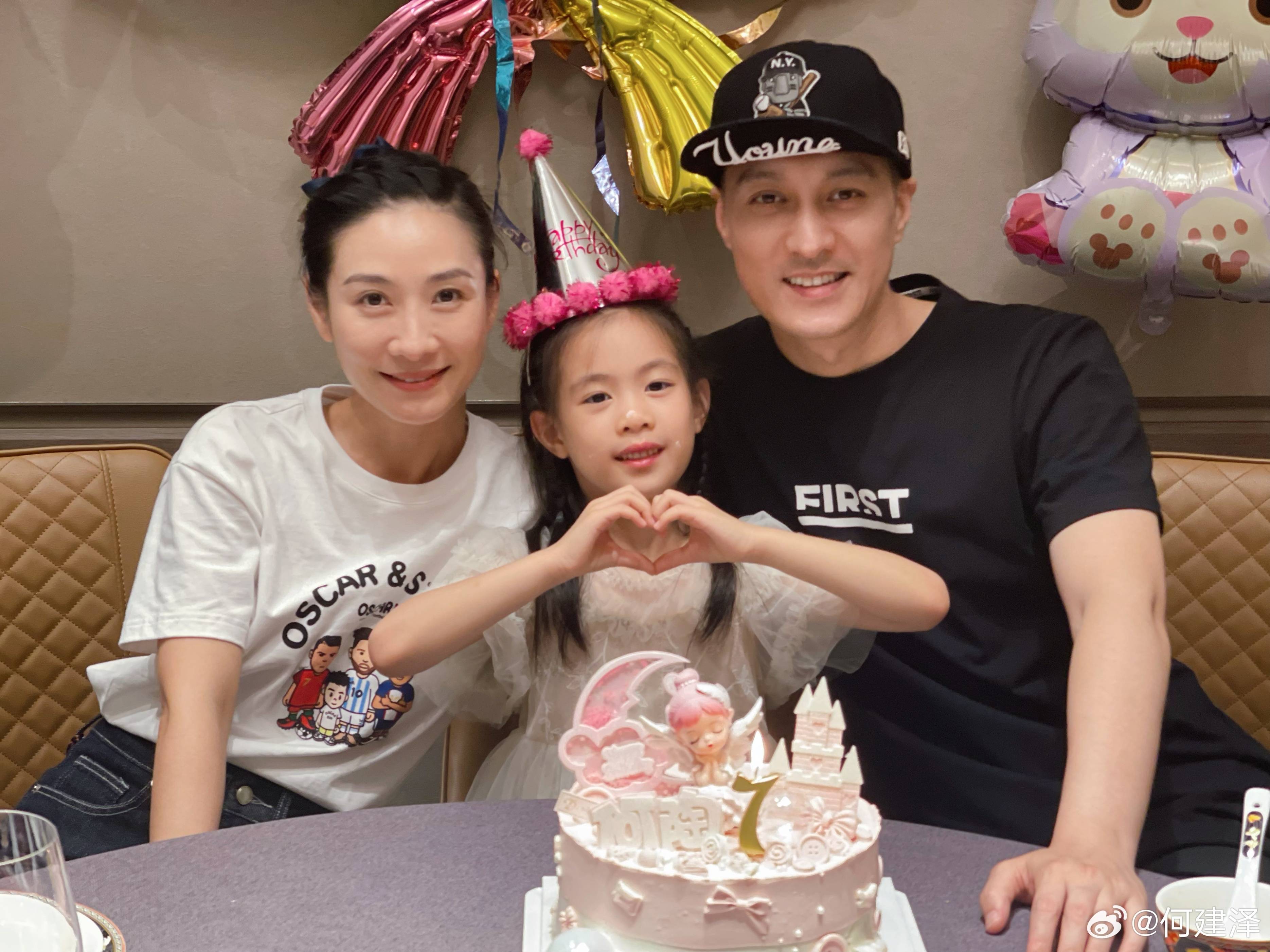 陶欣然女儿7岁生日,晒出一家三口的照片,颜值太好看了_何陶_妈妈_一生