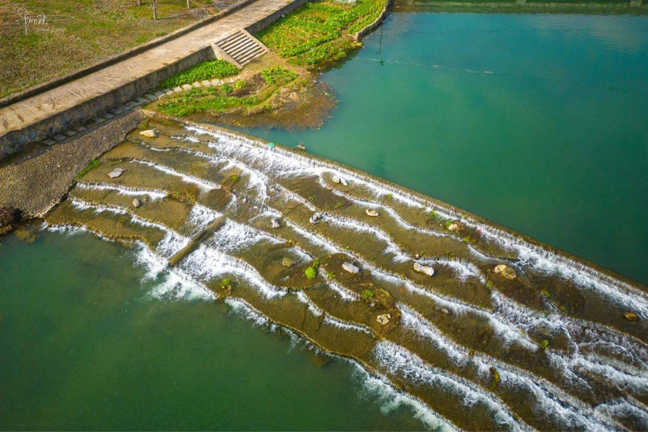 下涯村前有段溪水潺潺,景美却罕有人至,悄悄过来露营嬉戏挺不错
