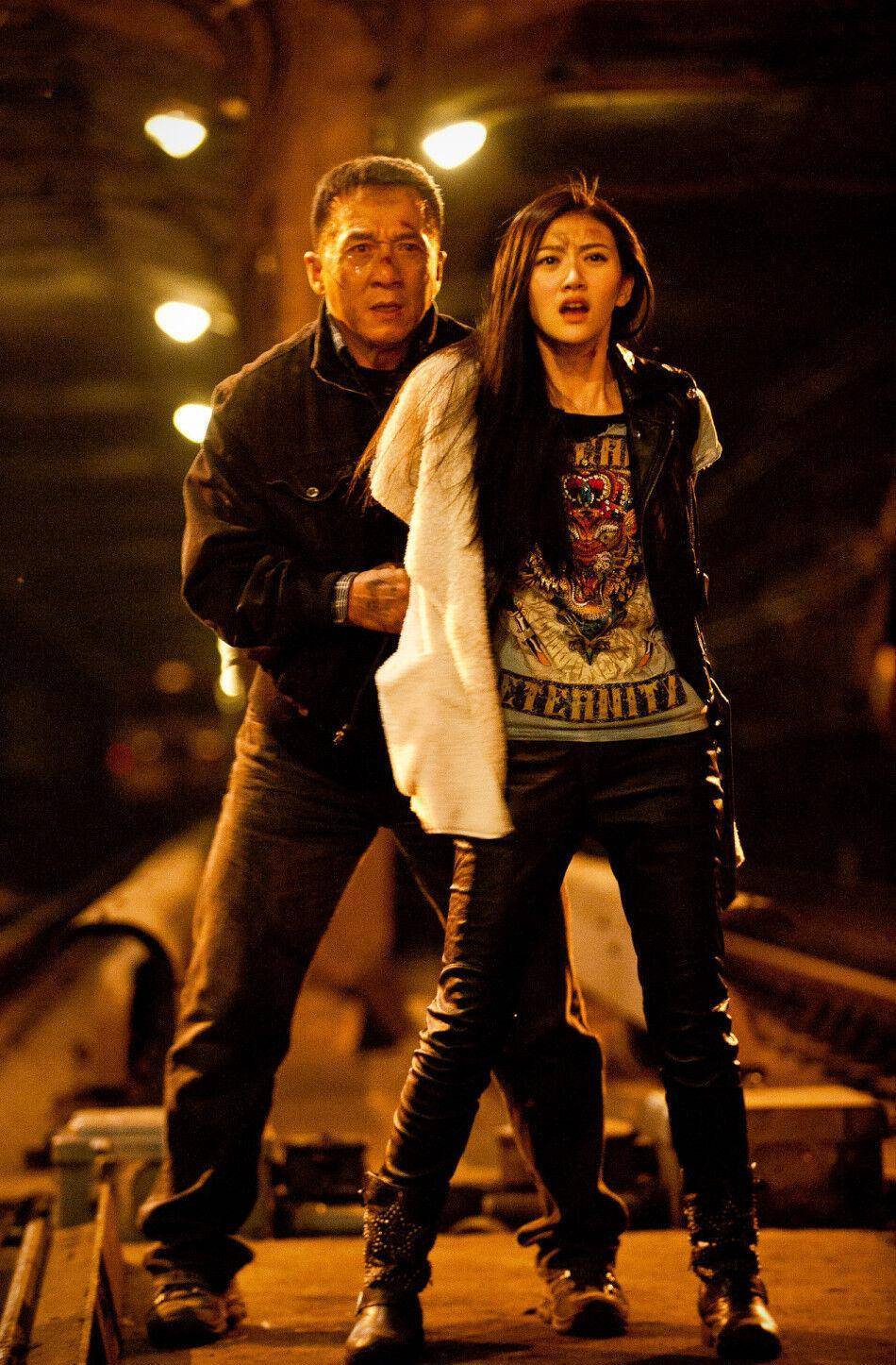 2013年,景甜和甄子丹合作动作片《特殊身份》,和成龙合作警匪片《新