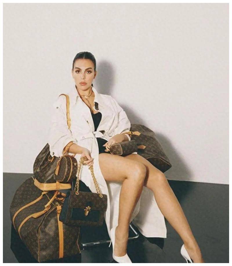 c罗承认梅罗之争尘埃落定,可梅罗夫人在时尚界的争斗才刚开始_乔治娜