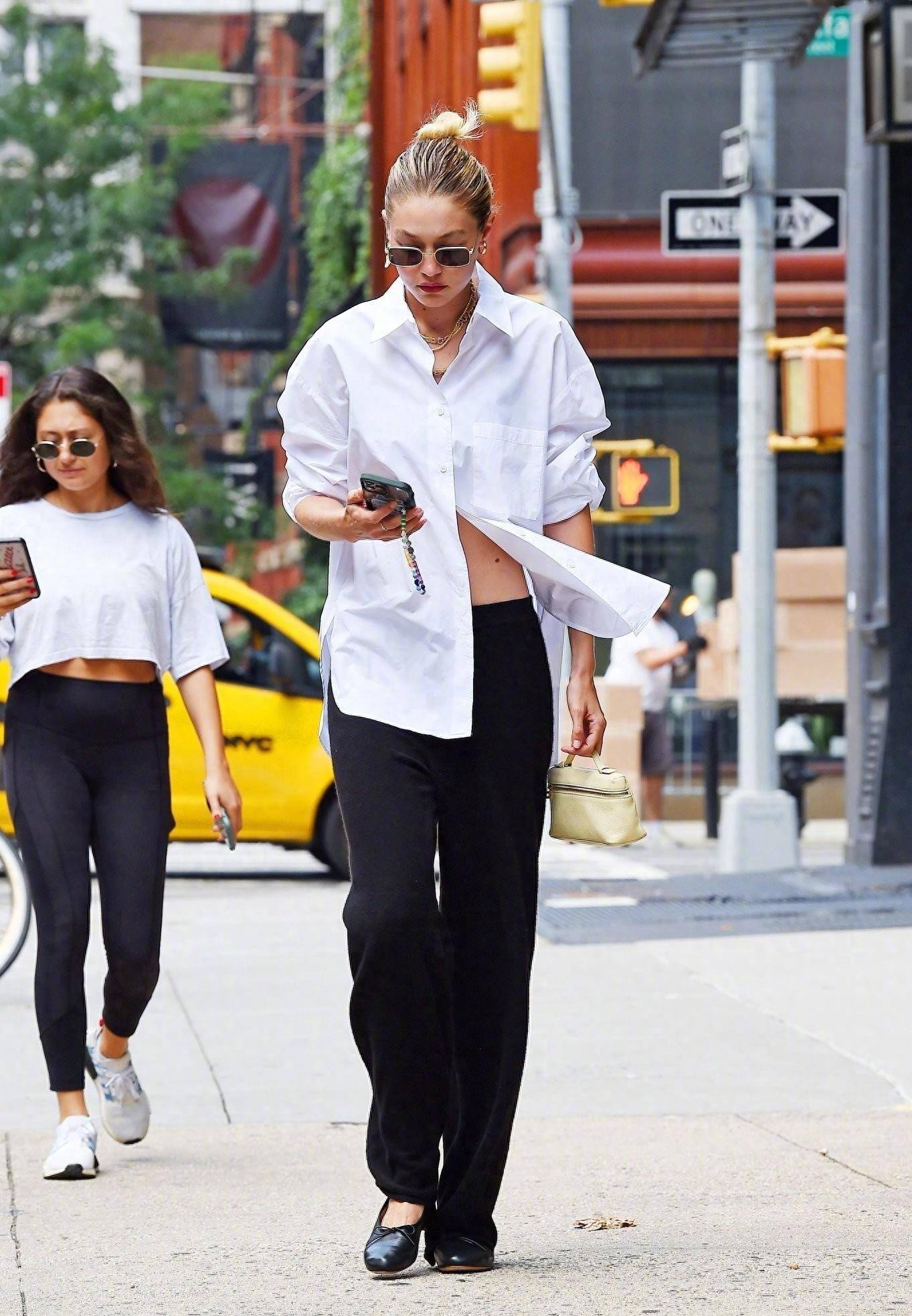 gigi hadid现身纽约街头:白衬衫 黑裤,清新时尚