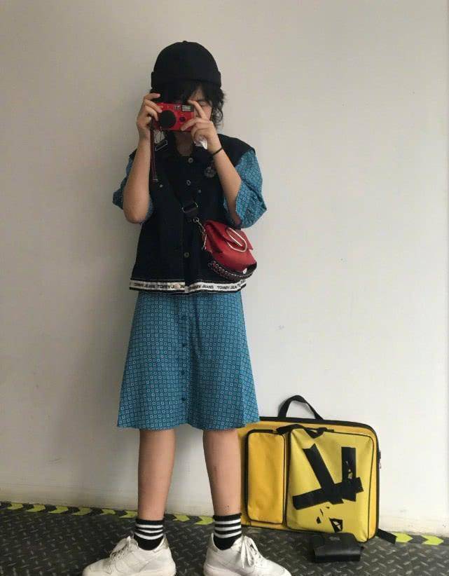 张子枫妹妹式学生装,蓝裙穿出日系风格,却被身旁的包包抢了镜