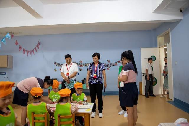 河北雄县人大常委会视察学前教育和特教工作_幼儿园_进行_东风