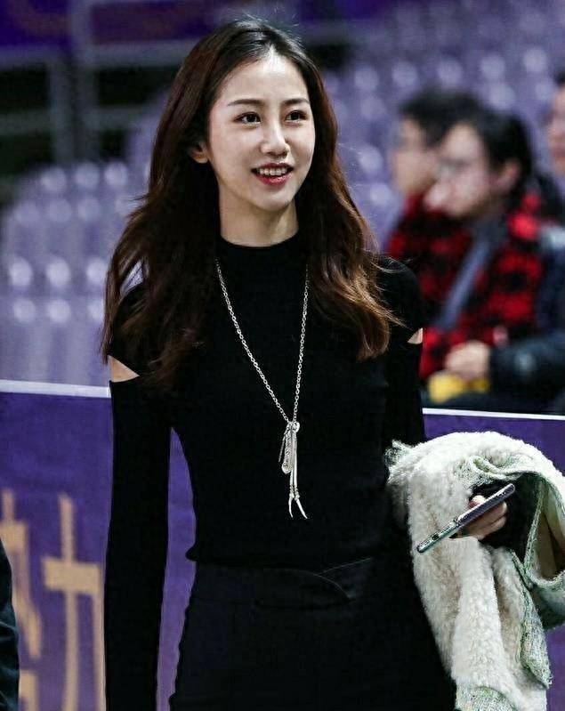 cba最美太太,1米8大长腿,身材火辣,女儿6岁,和篮球结缘_陈露_孙悦