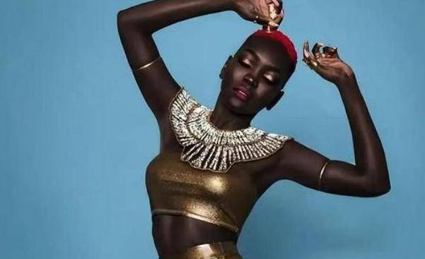 "黑女王"尼亚金盖奇:从肤色歧视到全球模特的成长之路_黑人_故事_女孩