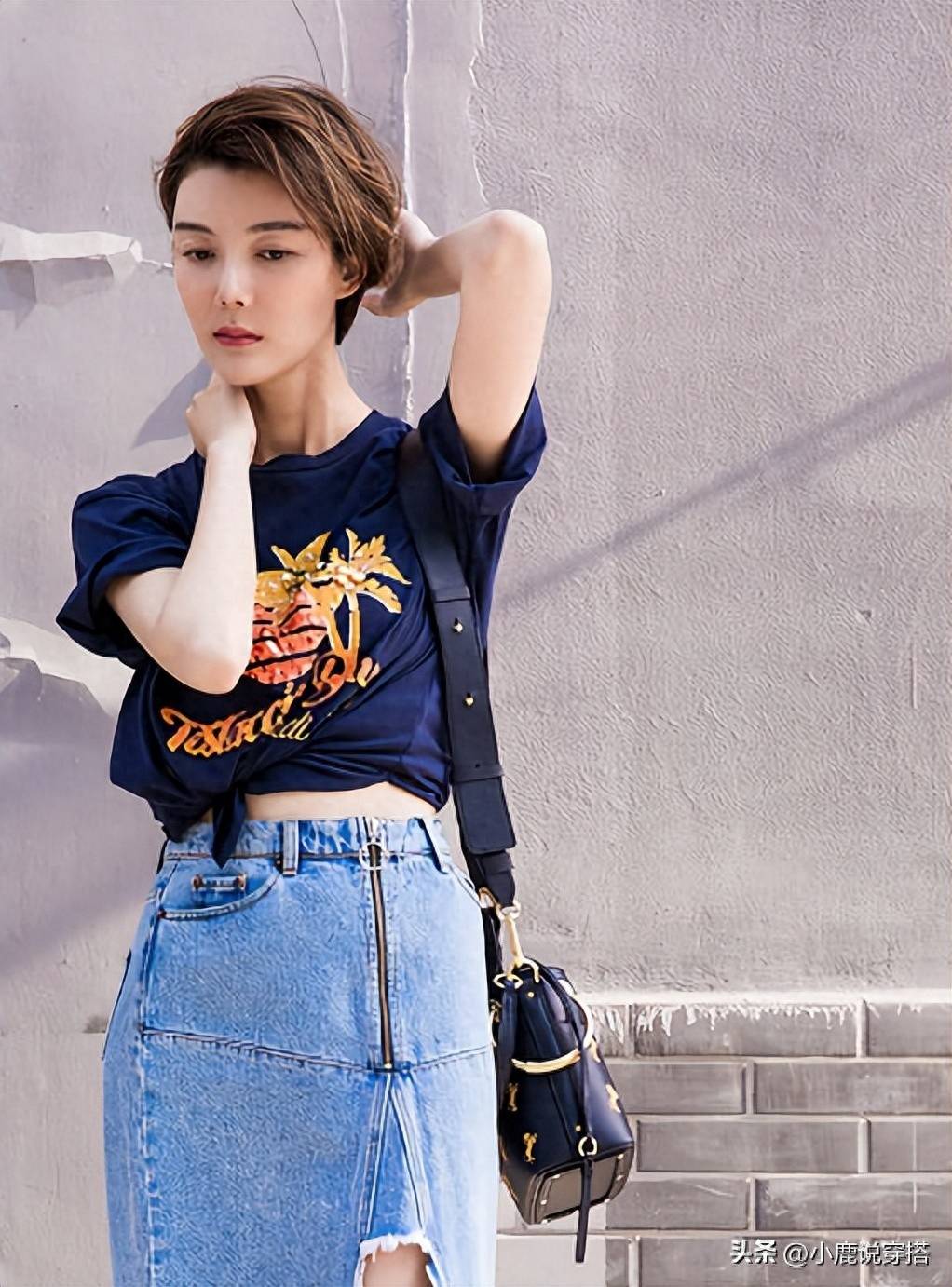 穿搭小知识:深蓝色印花短袖t恤 蓝色牛仔裙 深蓝色挎包车晓这套穿搭