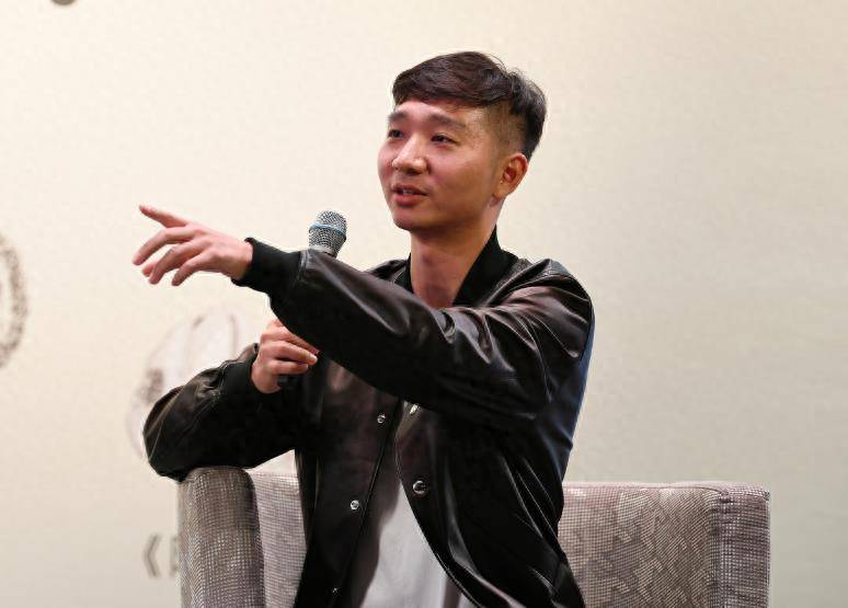 陈佩斯儿子送四孩开学!