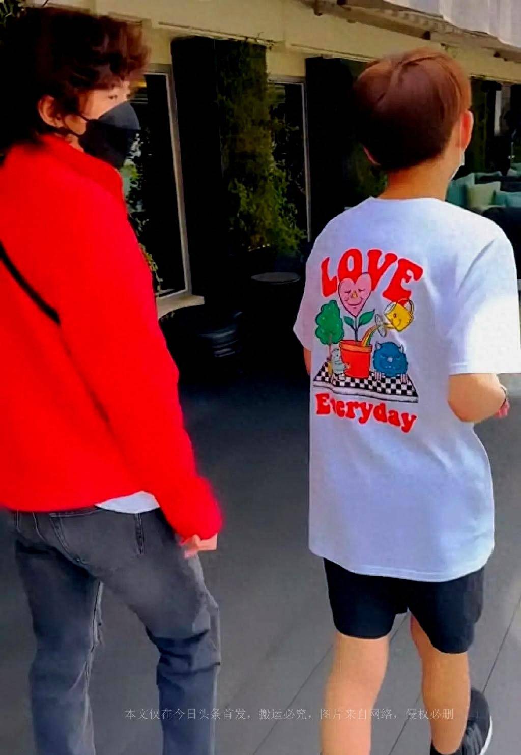 头发烫卷打扮时髦,身高已经超过小青霞_谢振轩_张柏芝_小时候