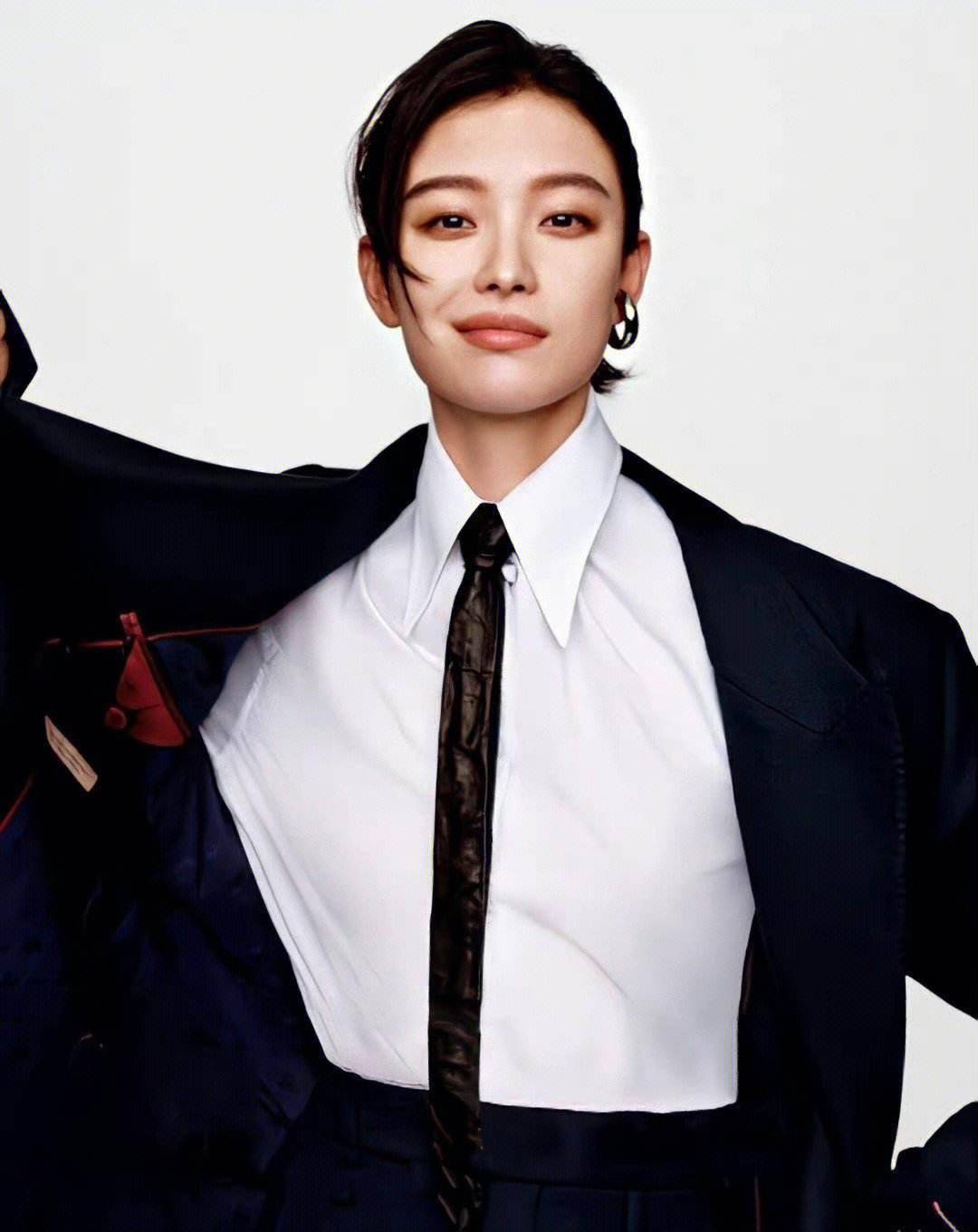 周冬雨脸庞大变样撞脸倪妮!