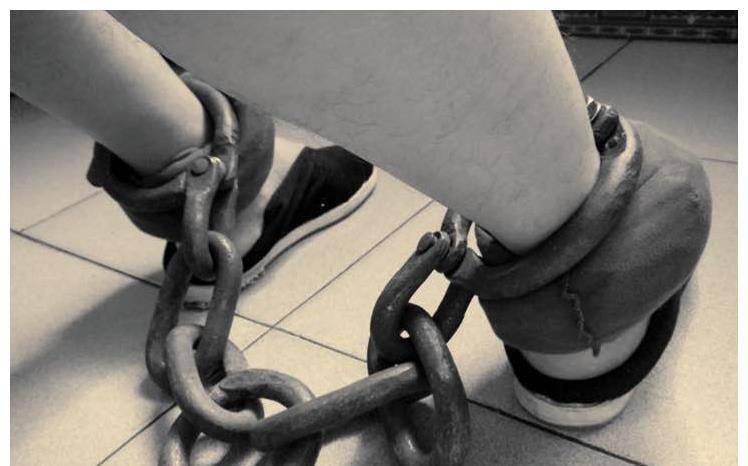 死刑犯进刑场前,为何不直接带手铐脚链进刑场,而要换上麻绳?