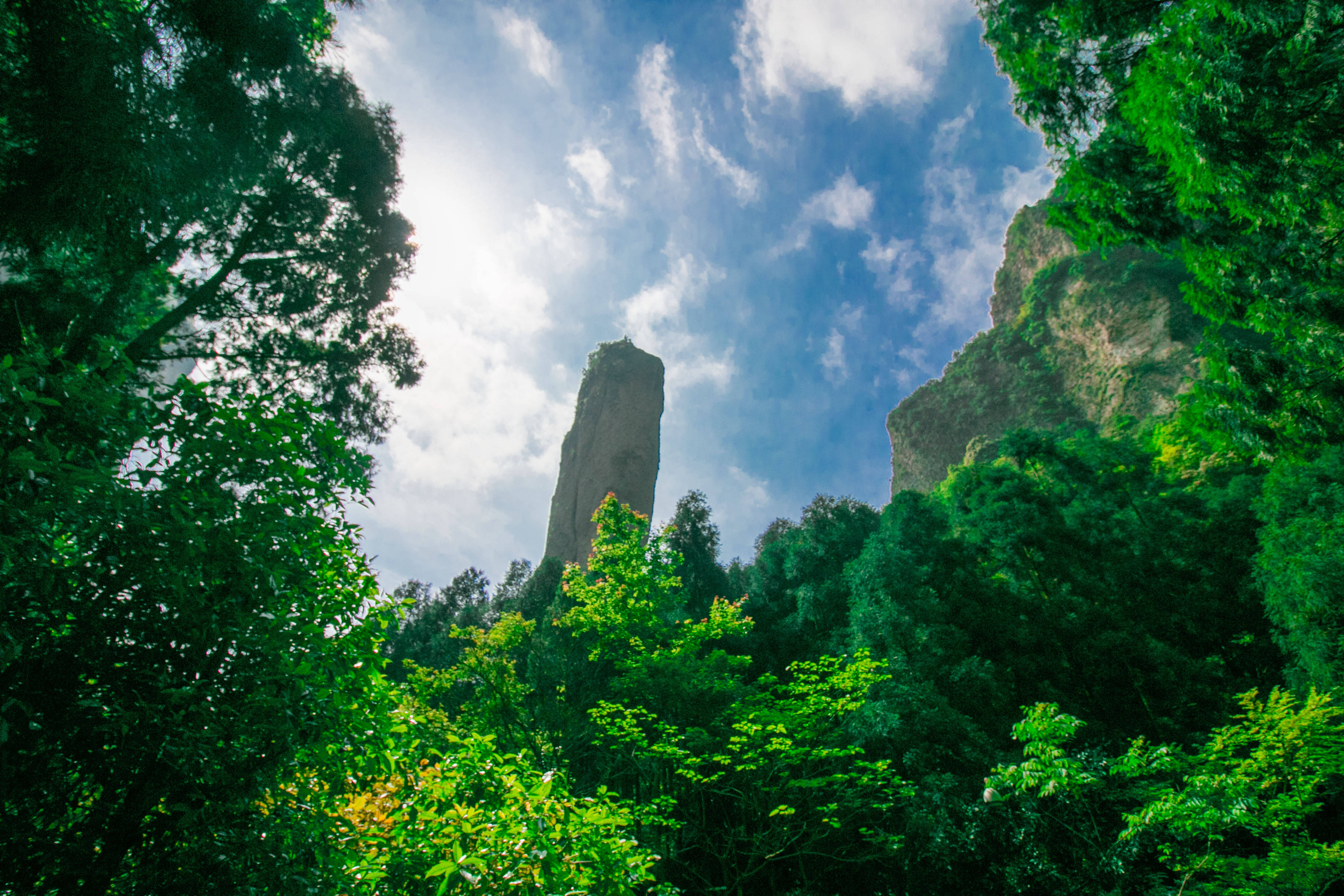 雁荡山被评为全国文明风景旅游区示范点,世界地质公园等称号