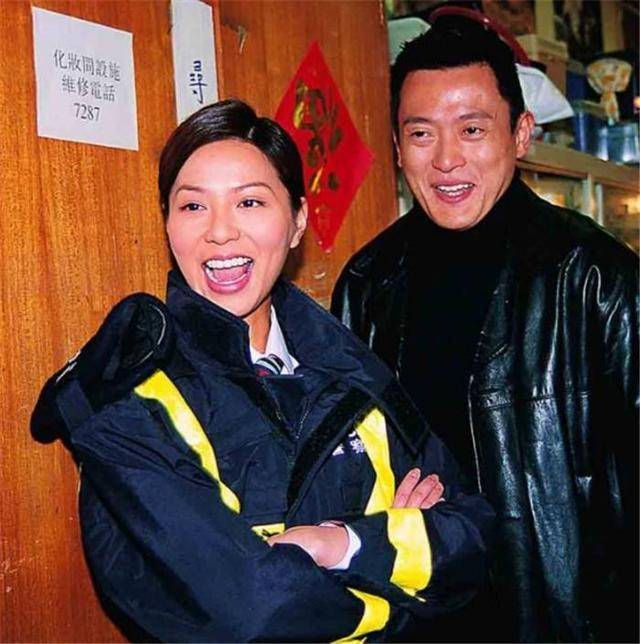 女子深夜与男友人约会住酒店被拍_张利华_生活_朋友